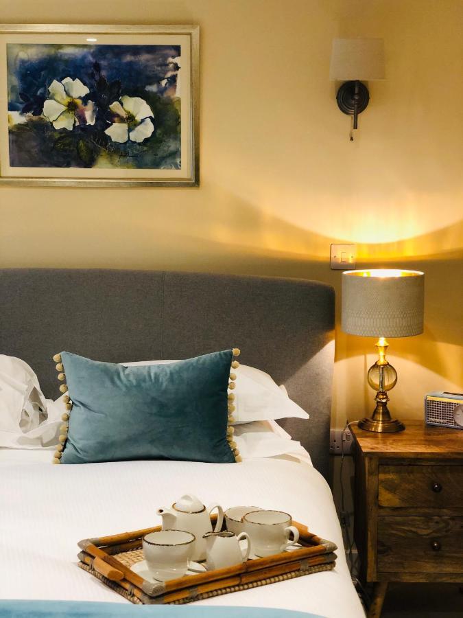 Отель The Kings Head Whiteparish Экстерьер фото
