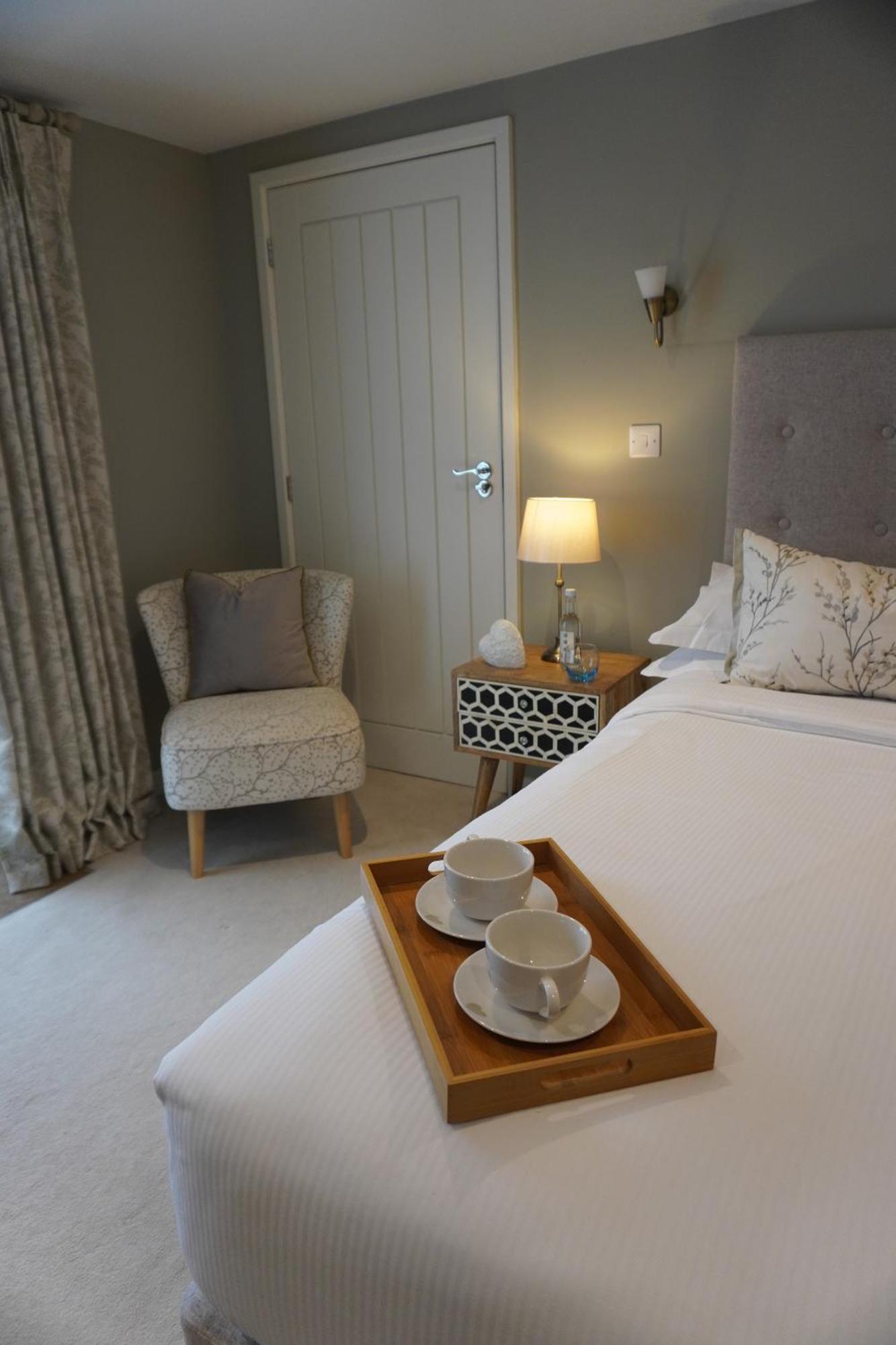 Отель The Kings Head Whiteparish Экстерьер фото